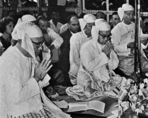 U Nu paying obeisance to the Buddha in 1961 ceremonies marking Vesak.