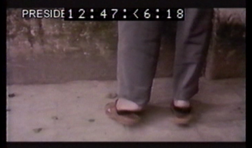 (Fig. 1) “Hoa tiptoeing” (Dang Nhat Minh, The House of Guava, 35 mm, 1999)