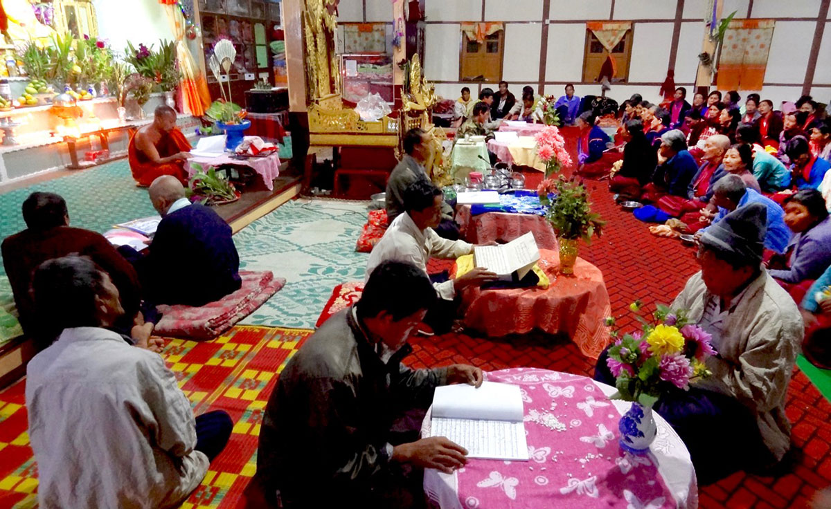 Lay precept-keepers listening to the recitation of Buddhist texts in Palaung language, a temple in Kalaw, Shan State. (Photo by T. Kojima)​