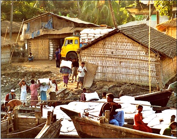 Plate 4: Goods from Burma being unloaded at Teknaf, Bangladesh. Photograph: Willem van Schendel, 2001